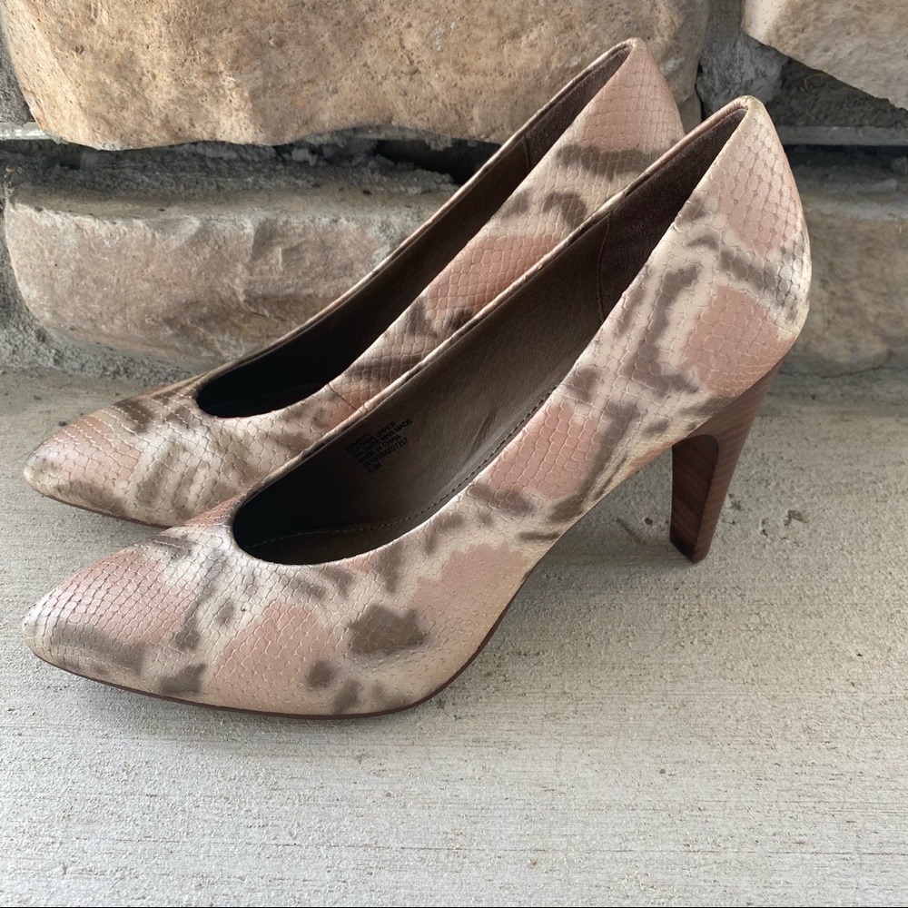 b. makowsky || textured leather snakeskin heels